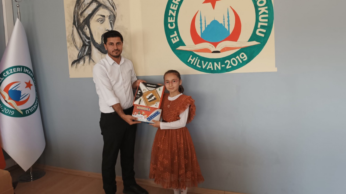 Okulumuz tarafından 4.sınıflara yönelik yapılan okula kabul sınavında 215 öğrenci içerisinde ilçe 1.si olarak Hafızlık sınıfını kazanan Sümeyra GARİBOĞLU ,okul müdürümüz Mehmet YARDIMCI tarafından ödüllendirildi.