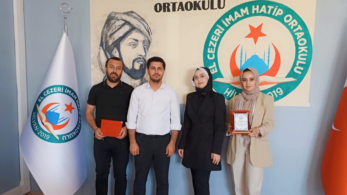 Okulumuz tarafından yapılan okula kabul sınavında  ilçe geneli ilk 20 de en fazla öğrencileri olan Ramazan Alıcı ve Ebru uzun hocalarımıza, okul müdürümüz Mehmet yardımcı tarafından plaket takdim edildi.